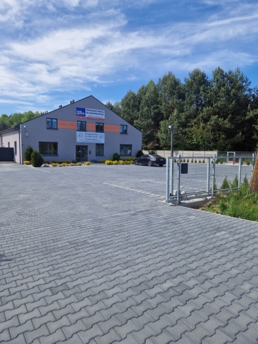 obiekt z zewnątrz parking